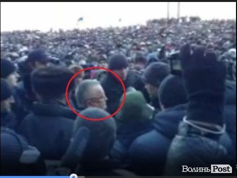 Клімчук вийшов до людей і став на коліна. ФОТО