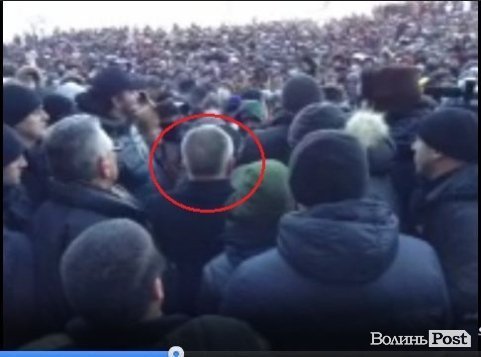 Клімчук вийшов до людей і став на коліна. ФОТО