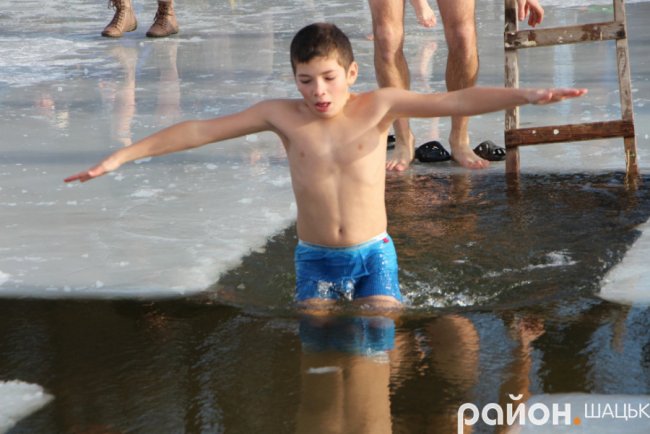 Поліцейські, депутати і підприємці: хто у крижану купіль волинського озера пірнав. ФОТО