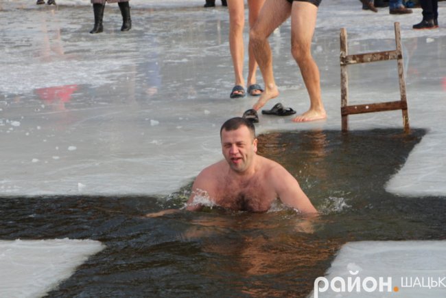 Поліцейські, депутати і підприємці: хто у крижану купіль волинського озера пірнав. ФОТО