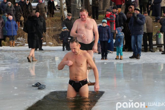 Поліцейські, депутати і підприємці: хто у крижану купіль волинського озера пірнав. ФОТО