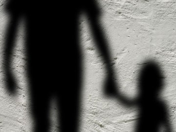 На Волині 63-річний чоловік кілька разів зґвалтував 7-річну дівчинку