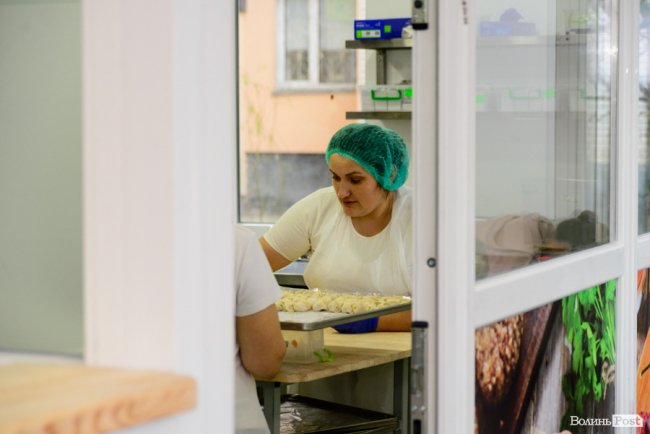 У новому магазині популярної луцької мережі «балують» покупців піцою просто з печі. ФОТО*