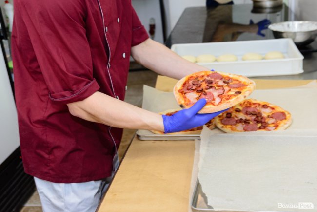 У новому магазині популярної луцької мережі «балують» покупців піцою просто з печі. ФОТО*