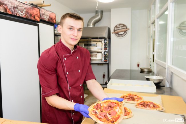 У новому магазині популярної луцької мережі «балують» покупців піцою просто з печі. ФОТО*