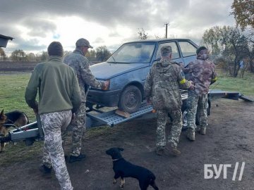 На Волині пенсіонер віддав свою автівку військовим. ВІДЕО