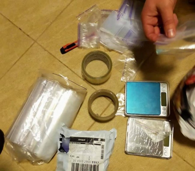 У відділенні пошти у Луцьку затримали чоловіка, який отримував посилку з наркотиками. ФОТО