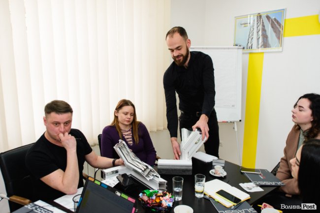 Увага до деталей: як на «Інвесторі» вікна «розбирали». ФОТО