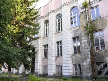 У Луцьку взялися за ремонт аварійної частини даху Будинку офіцерів 