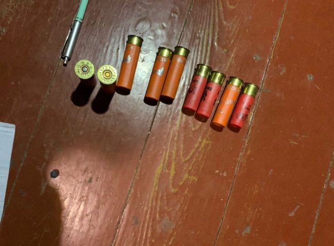 У Луцьку поліцейські вилучили у чоловіка наркотики, зброю та боєприпаси. ФОТО