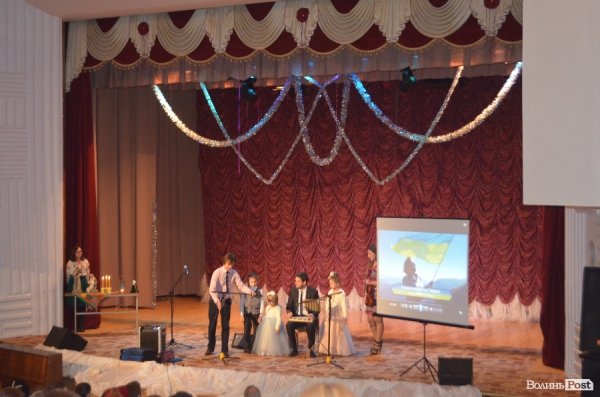 У Луцьку лунали колядки під волинку. ФОТО