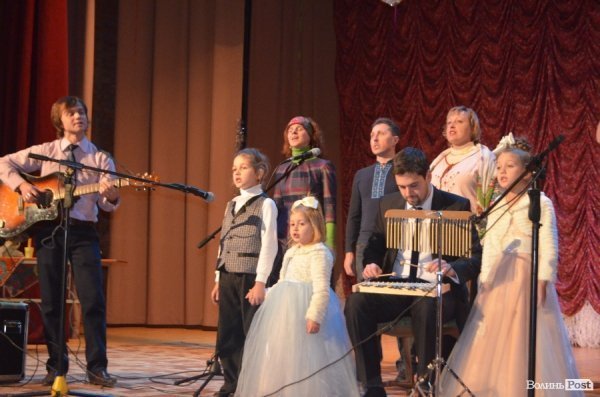 У Луцьку лунали колядки під волинку. ФОТО