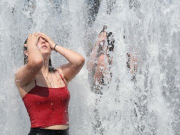 Носити вільний одяг та обмежувати активність опівдні: волинянам розповіли, як рятуватися від спеки