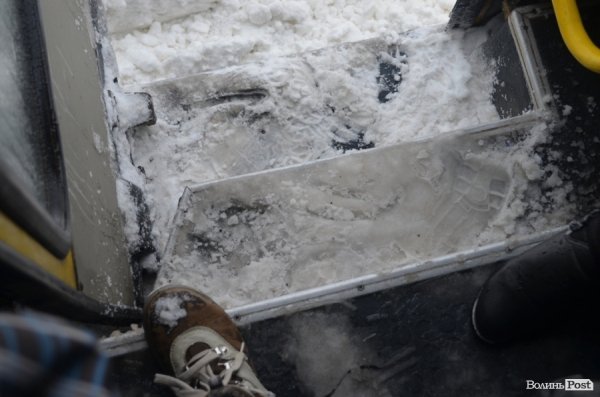 Снігові «страждання» пасажирів Луцька. ФОТО