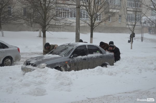 Снігові «страждання» пасажирів Луцька. ФОТО