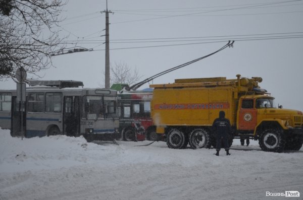 Рятувальники допомагають тролейбусам заїхати у депо