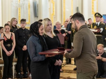 Президент вручив орден «Золота зірка» рідним Героя з Волині Олега Свинчука
