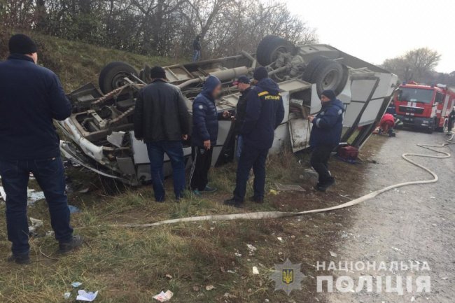 На Хмельниччині автобус з’їхав у кювет і перекинувся, постраждали 8 осіб. ФОТО