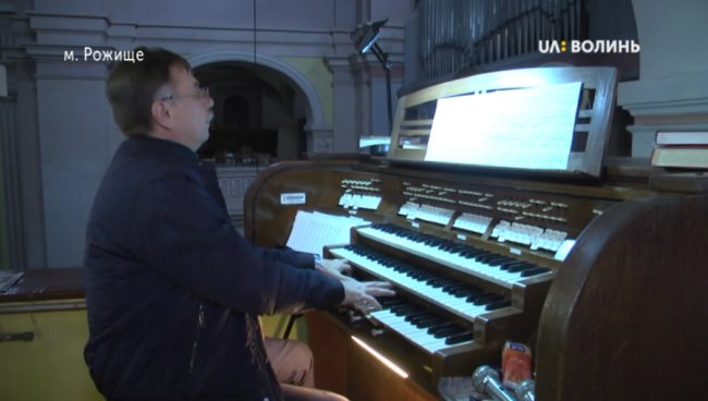 Розповіли, як у Рожищі реставрують орган в костелі. ВІДЕО
