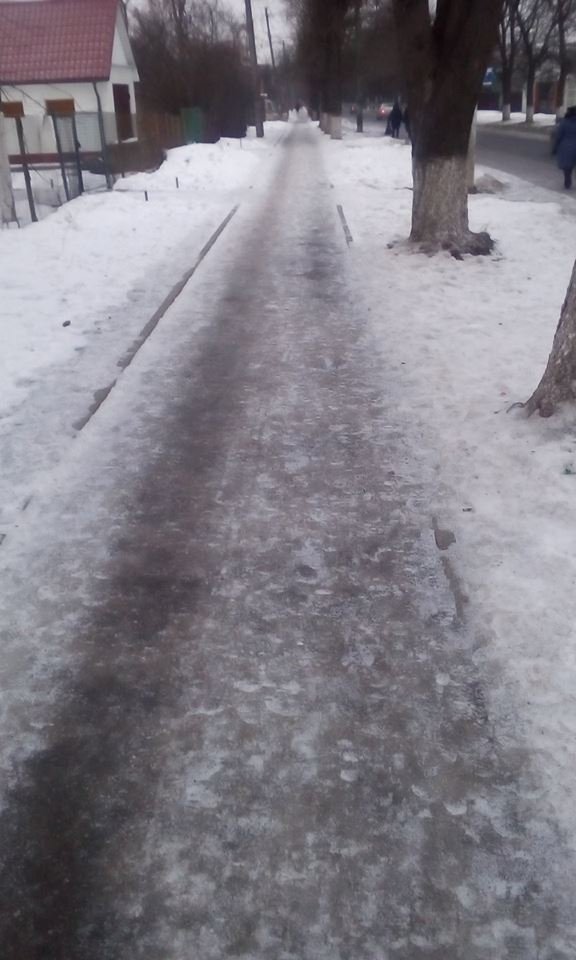 Луцьких комунальників запросили спробувати «незнайомі еротичні позиції» на покритій льодом вулиці. ФОТО