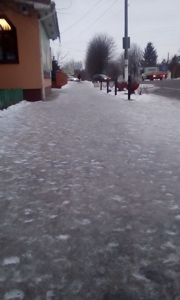 Луцьких комунальників запросили спробувати «незнайомі еротичні позиції» на покритій льодом вулиці. ФОТО