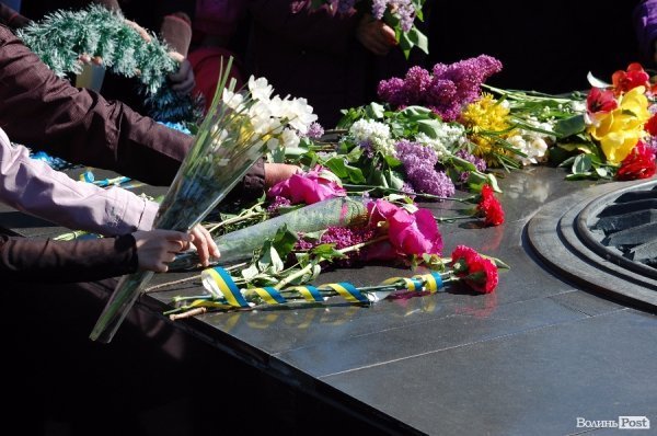 9 травня у Луцьку: квіти, сльози та молитви. ФОТО