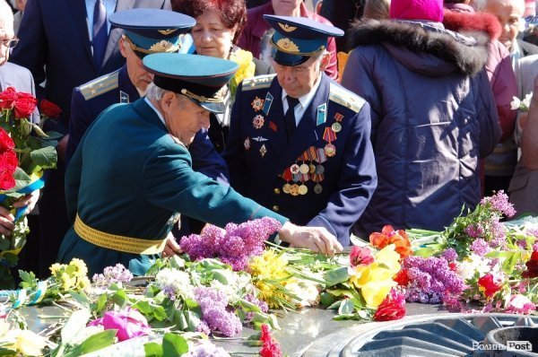 9 травня у Луцьку: квіти, сльози та молитви. ФОТО