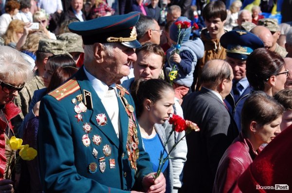 9 травня у Луцьку: квіти, сльози та молитви. ФОТО