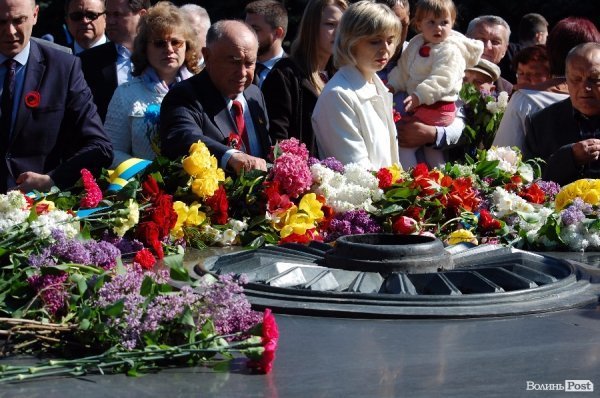 9 травня у Луцьку: квіти, сльози та молитви. ФОТО