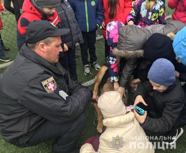 Луцьким школярам показали, як працюють чотирилапі поліцейські. ФОТО
