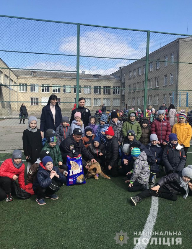 Луцьким школярам показали, як працюють чотирилапі поліцейські. ФОТО