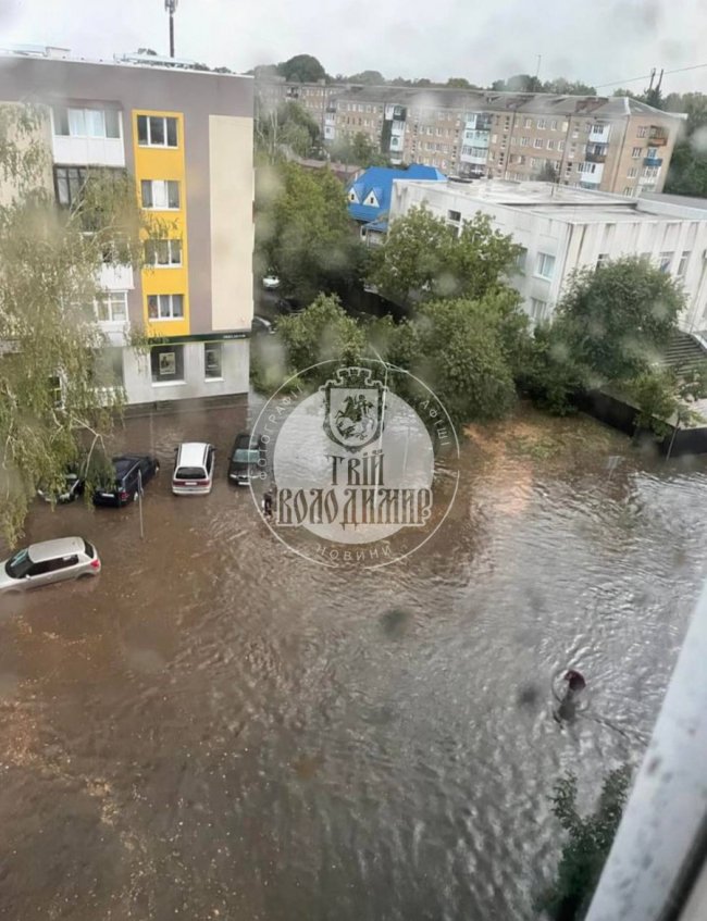 У місті на Волині негода зірвала дах та понівечила автівку. ФОТО