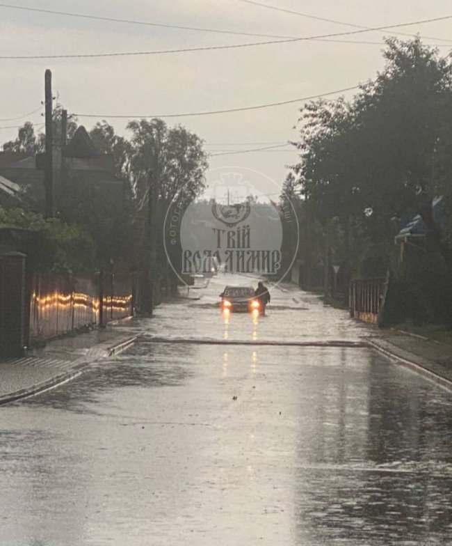 У місті на Волині негода зірвала дах та понівечила автівку. ФОТО