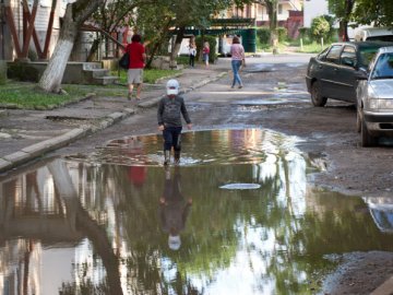 У Луцьку вирішували, як реконструювати двір, який не бачив ремонту понад 30 років. ФОТО