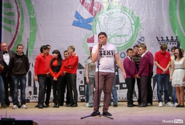 У Луцьку на КВНі із заступника луцького мера «зняли» джинси. ФОТО