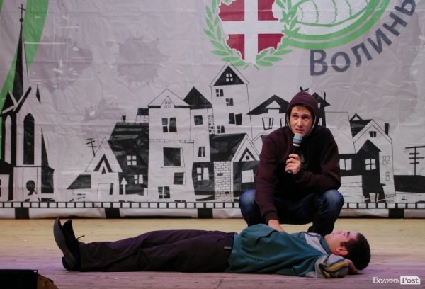 У Луцьку на КВНі із заступника луцького мера «зняли» джинси. ФОТО