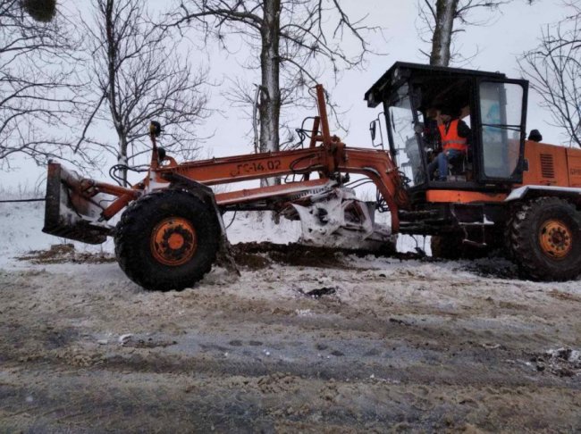 На Волині в заметі застрягла спецтехніка для чищення снігу. ФОТО