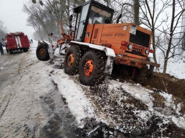На Волині в заметі застрягла спецтехніка для чищення снігу. ФОТО