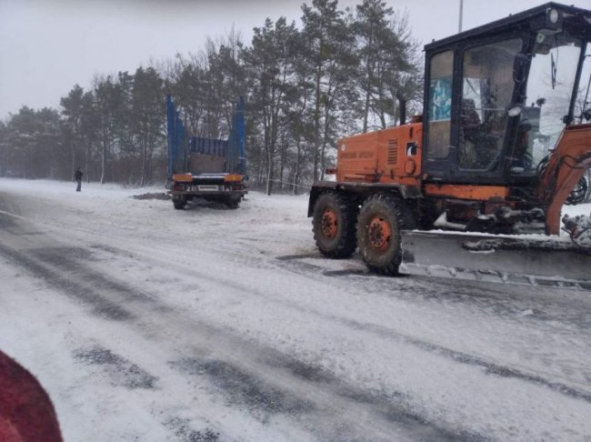 На Волині в заметі застрягла спецтехніка для чищення снігу. ФОТО