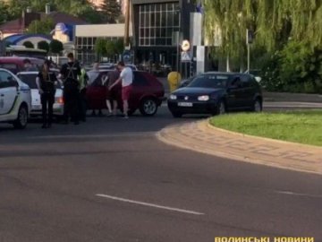 У Луцьку на кільці стукнулись «Славута»  та Volkswagen. ВІДЕО