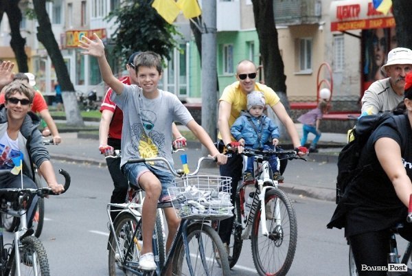 Масовий велопробіг до Дня Незалежності в Луцьку. ФОТО
