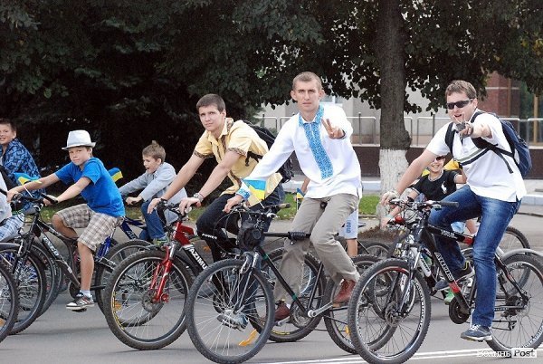 Масовий велопробіг до Дня Незалежності в Луцьку. ФОТО