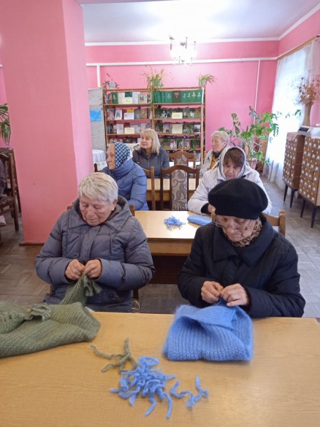 У селі на Волині жінки об'єдналися, аби в'язати шкарпетки для бійців
