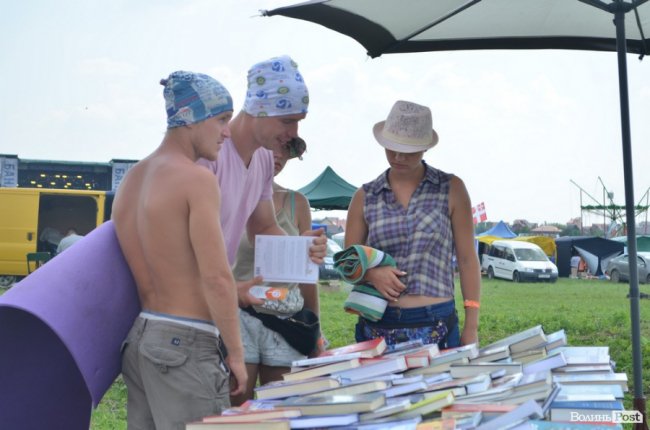 Від і до: які і за скільки сувеніри везуть з «Бандерштату». ФОТО