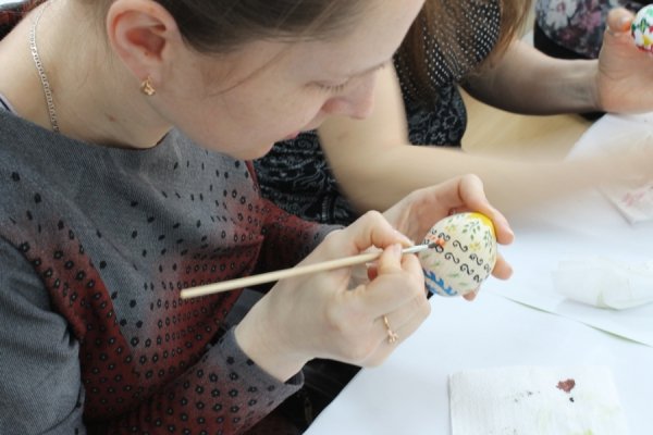 У Луцьку для переселенців провели майстер-клас із писанкарства. ФОТО