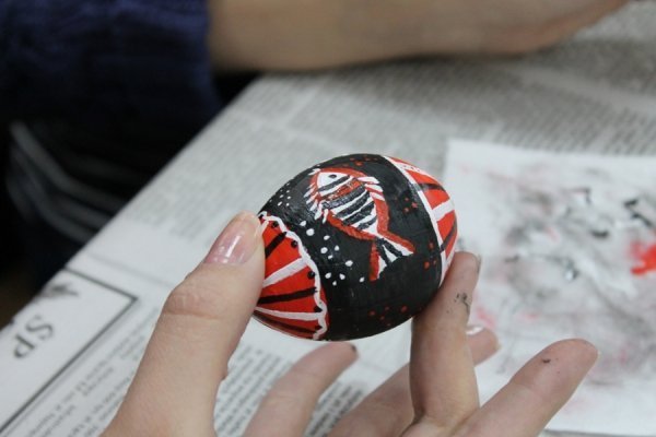 У Луцьку для переселенців провели майстер-клас із писанкарства. ФОТО