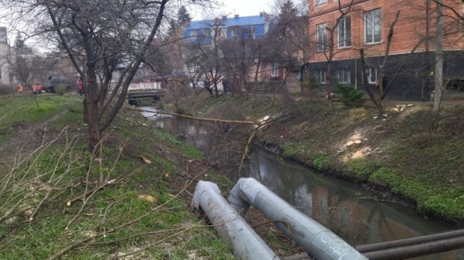 У Луцьку комунальники чистять берег Сапалаївки