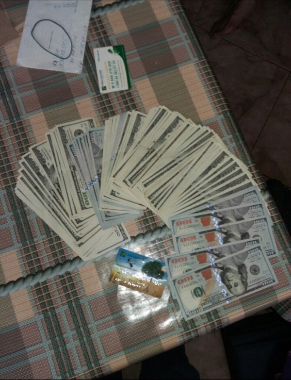 Горе-чиновник погорів на хабарі у власному кабінеті