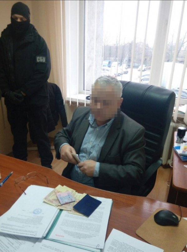 Горе-чиновник погорів на хабарі у власному кабінеті