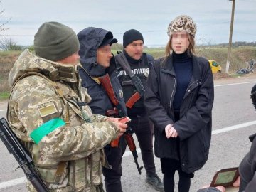 Житель Рівненщини намагався перетнути кордон у жіночому вбранні. ВІДЕО 